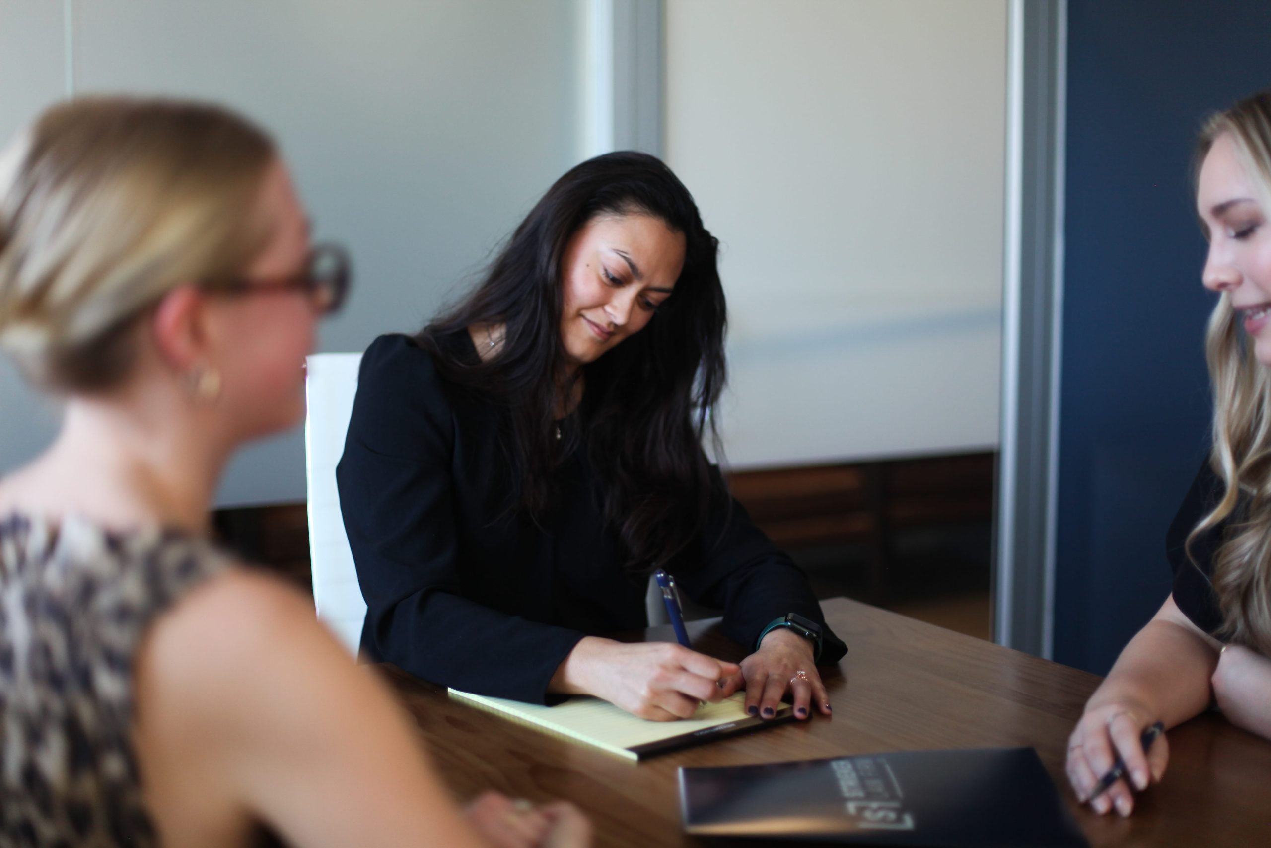 Photograph of Illinois divorce lawyer discussing the Illinois divorce timeline with a client
